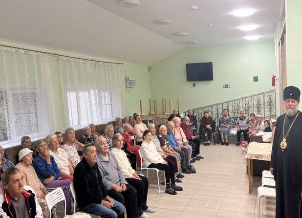 Настоятель храма навещает подопечных пансионата «Тепло и уют»