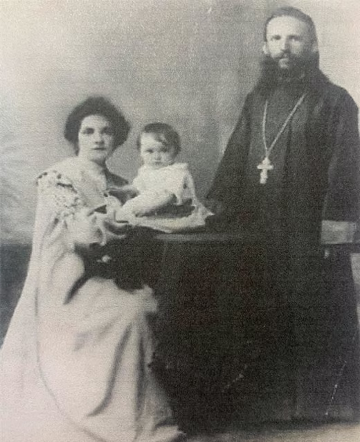 Священник Василий Шумов с супругой и дочерью. 1908 год
