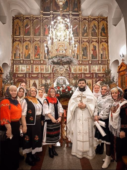 Хор в молдавских национальных костюмах с духовенством после богослужения