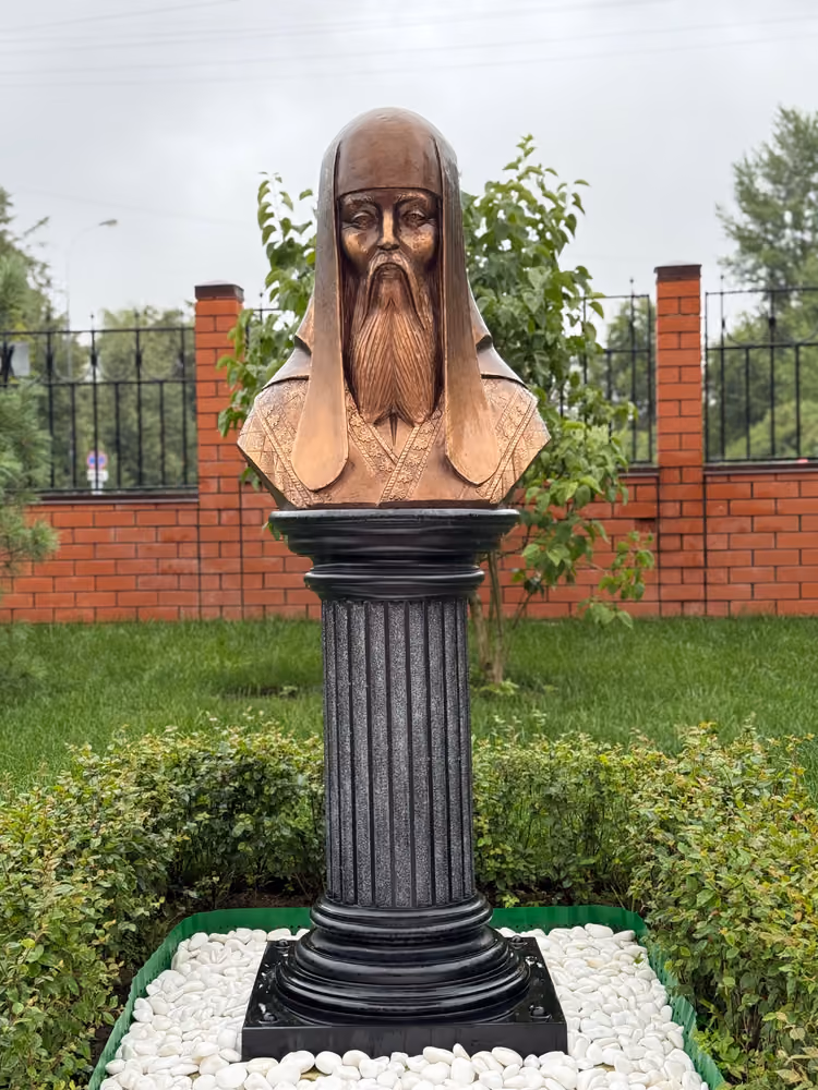 Бюст на памятной аллее у храма
