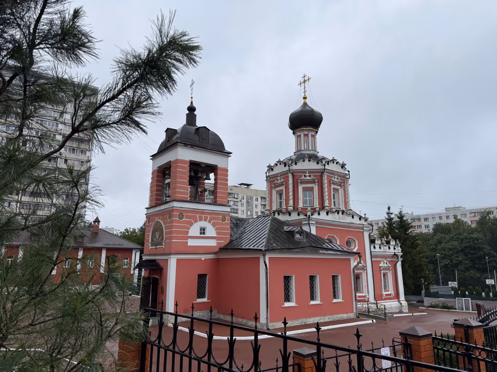 Храм с восстановленной колокольней, вид со стороны улицы