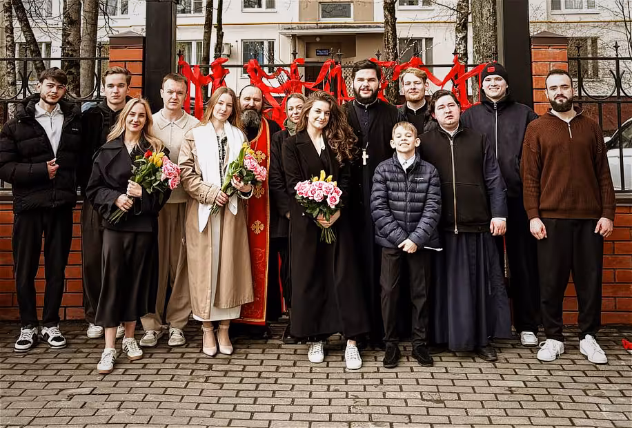 Молодёжное движение «Свечка»: участники движения со священником у ворот храма